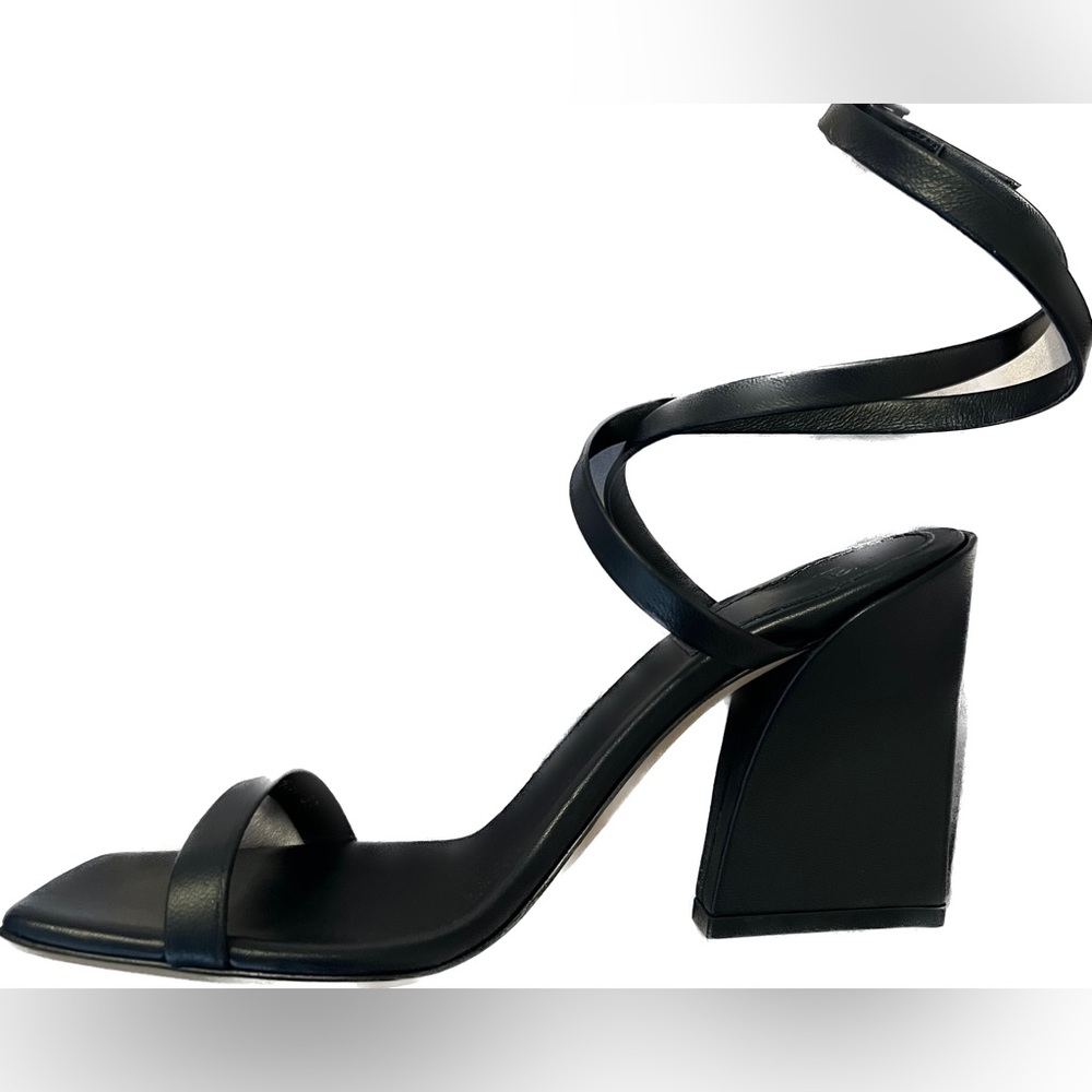 NEW in box Hugo Boss Kristin sandals black size 7